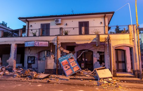 Zemětřesení v dovolenkovém ráji: Poničené domy, desítky zraněných