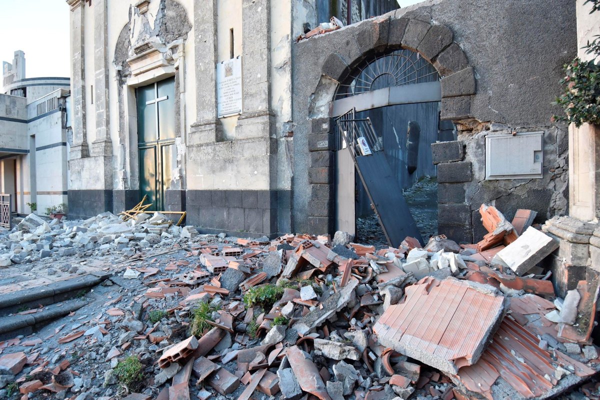 Zemětřesení o síle 4,8 stupně dnes časně ráno postihlo oblast ležící severně od sicilského města Katánie na svazích Etny. Otřesy způsobily menší materiální škody a vyžádaly si několik lehce zraněných. (26.12.2018)