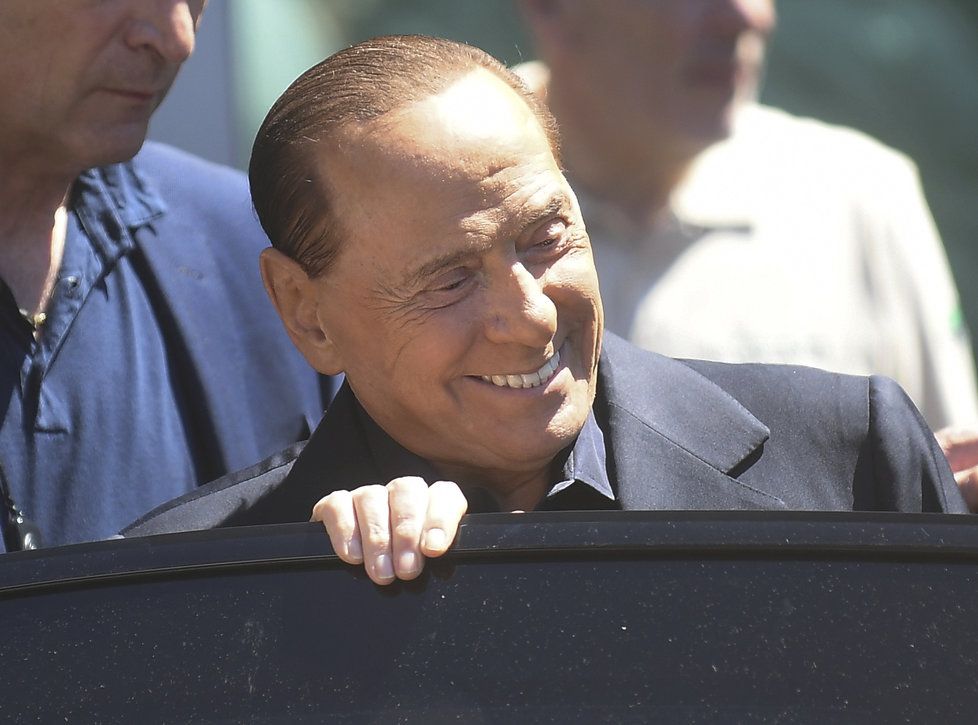 Italského expremiéra Silvia Berlusconiho po operaci střev propustili z nemocnice (7. 05. 2019).