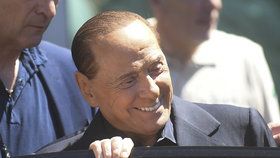 Italského expremiéra Silvia Berlusconiho po operaci střev propustili z nemocnice. (7. 5. 2019)