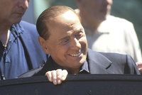Berlusconiho po operaci střev pustili z nemocnice. Bál se, že je s ním konec