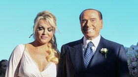 Silvio Berlusconi dal své bývalé partnerce Francesce Pascaleové jako odchodné 20 milionů eur. S Pascaleovou se italský politik rozešel po deseti letech letos na jaře 2020.