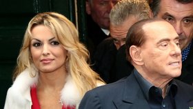 Silvio Berlusconi dal své bývalé partnerce Francesce Pascaleové jako odchodné 20 milionů eur. S Pascaleovou se italský politik rozešel po deseti letech letos na jaře 2020.
