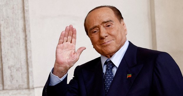 Berlusconiho (†86) stíhala jedna kauza za druhou: Večírky plné orgií i party s Topolánkem