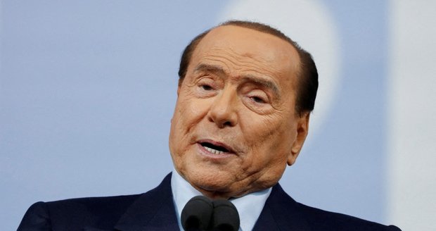 Berlusconi bojující s leukémií se po měsíci ukázal veřejnosti. Není jasné, kdy opustí nemocnici