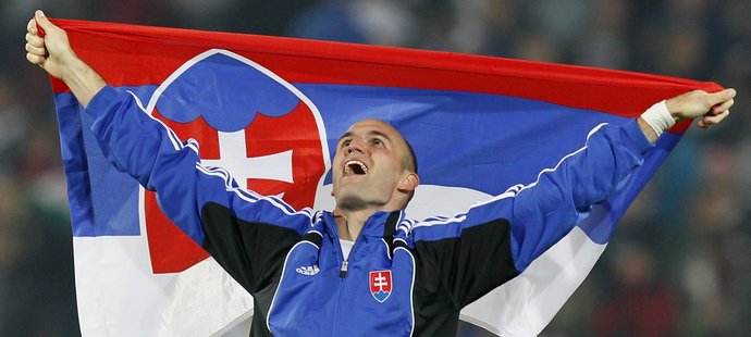 Nejlepší hráč Slováků Róbert Vittek, který vstřelil Italům dva góly, slavil po zápase se slovenskou vlajkou.