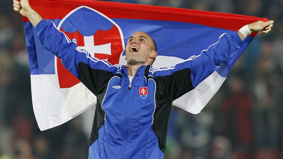 Nejlepší hráč Slováků Róbert Vittek, který vstřelil Italům dva góly, slavil po zápase se slovenskou vlajkou.