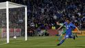 Di Natala umístil balon do sítě. Italové v tomto záběru snížili na 1:2.