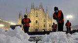 Italský Milán je pod sněhem: Popadané stromy, zhroucené markýzy a dětská radost
