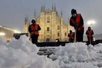 Italský Milán je pod sněhem: Popadané stromy, zhroucené markýzy a dětská radost