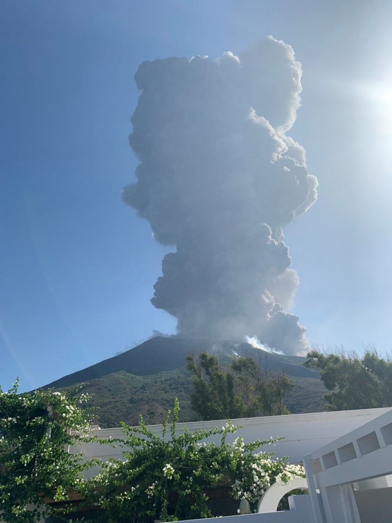  Sopka Stromboli ležící na stejnojmenném ostrově v Tyrhénském moři nedaleko Sicílie se dnes probudila k životu a začala chrlit dým, lávu a kusy horniny. 