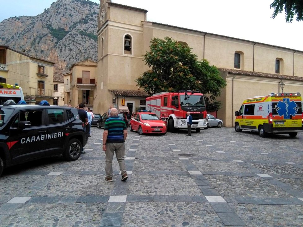 Pro zachráněné ze soutěsek jsou připravené v italské Civitě  sanitky. Záchranáři ale přesně nevědí, kolik je v zatopených soutěskách přesně lidí
