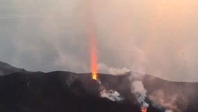 Stromboli se opět probudila k životu, vyděšení turisté skákali do vody.