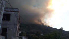 Stromboli se opět probudila k životu, vyděšení turisté skákali do vody.