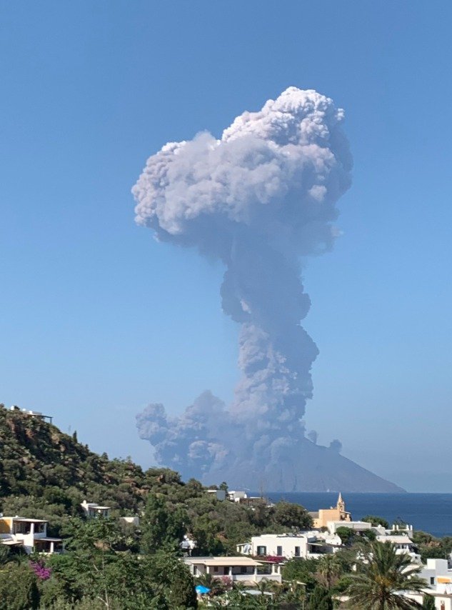 Stromboli se opět probudila k životu, vyděšení turisté skákali do vody.