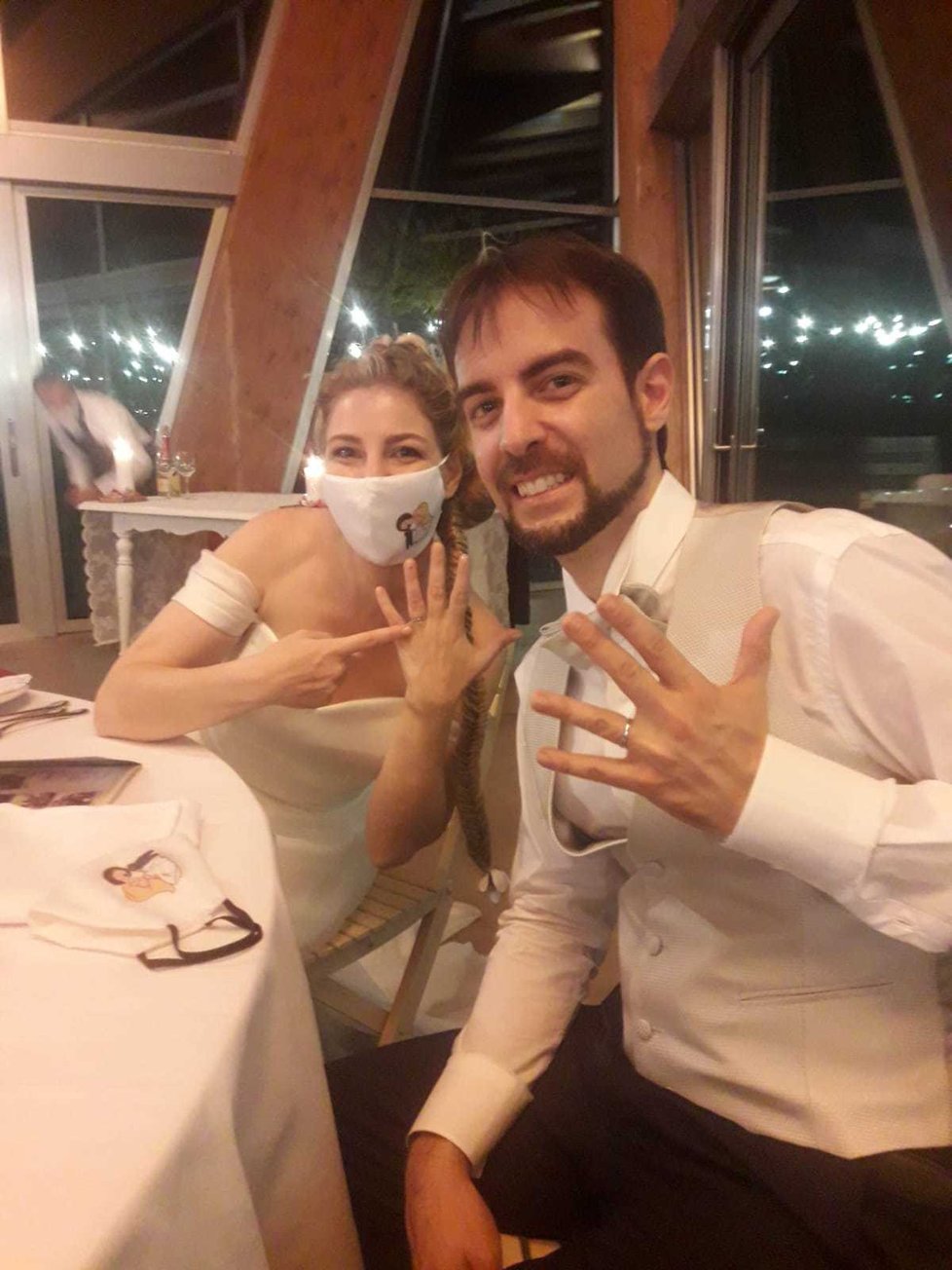 Italští snoubenci uspořádali kvůli koronaviru tři svatební oslavy. 