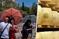 Parmezán v ohrožení? Extrémní vedra dusí krávy a ohrožují výrobu slavného italského sýra
