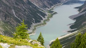 Pohled na silniční tunel lemující břeh jezera u Livigna.