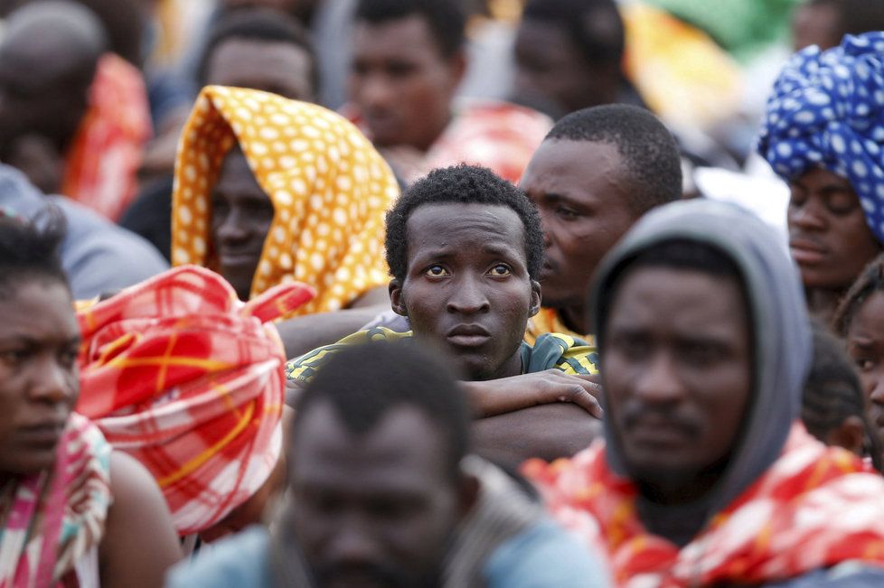 Itálie je pod tlakem migrantů z Afriky. Italové je zachraňují ze Středozemního moře.