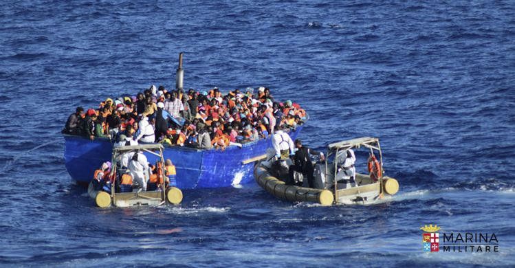 Itálie je pod tlakem migrantů z Afriky. Italové je zachraňují ze Středozemního moře.