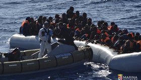 Itálie je pod tlakem migrantů z Afriky. Italové je zachraňují ze Středozemního moře