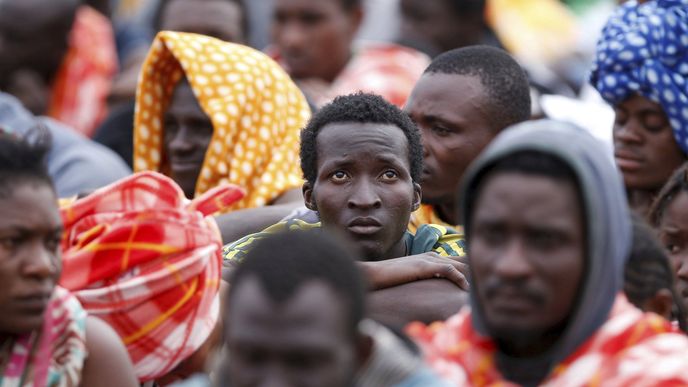 Itálie je pod tlakem migrantů z Afriky. Italové je zachraňují ze Středozemního moře