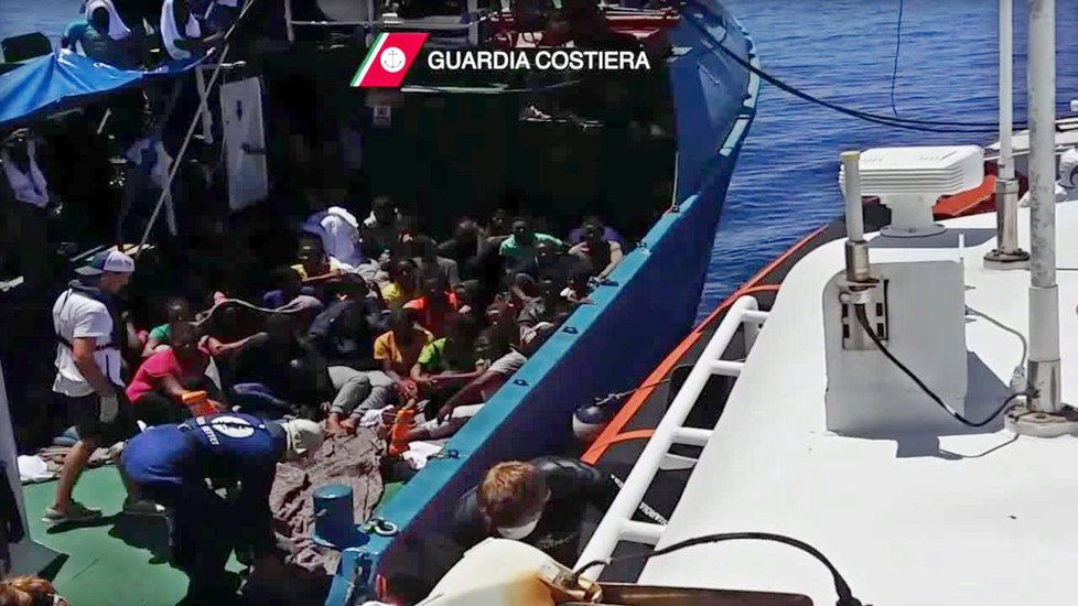 Itálie je pod tlakem migrantů z Afriky. Italové je zachraňují ze Středozemního moře.