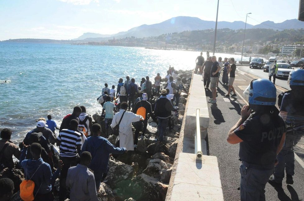 Migranti v italském městě Ventimiglia nedaleko francouzských hranic: Chtěli se dostat z Itálie do Francie.