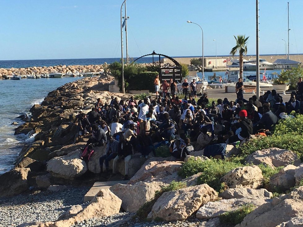 Migranti v italském městě Ventimiglia nedaleko francouzských hranic: Chtěli se dostat z Itálie právě do Francie