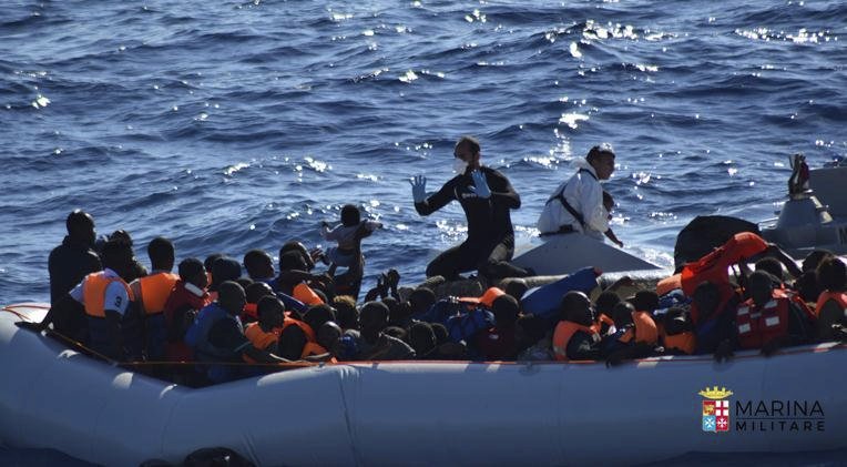 Itálie je pod tlakem migrantů z Afriky. Italové je zachraňují ze Středozemního moře