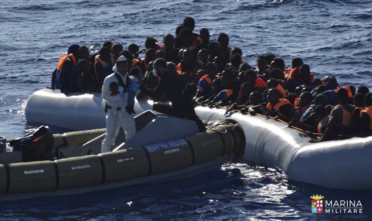 Itálie je pod tlakem migrantů z Afriky. Italové je zachraňují ze Středozemního moře