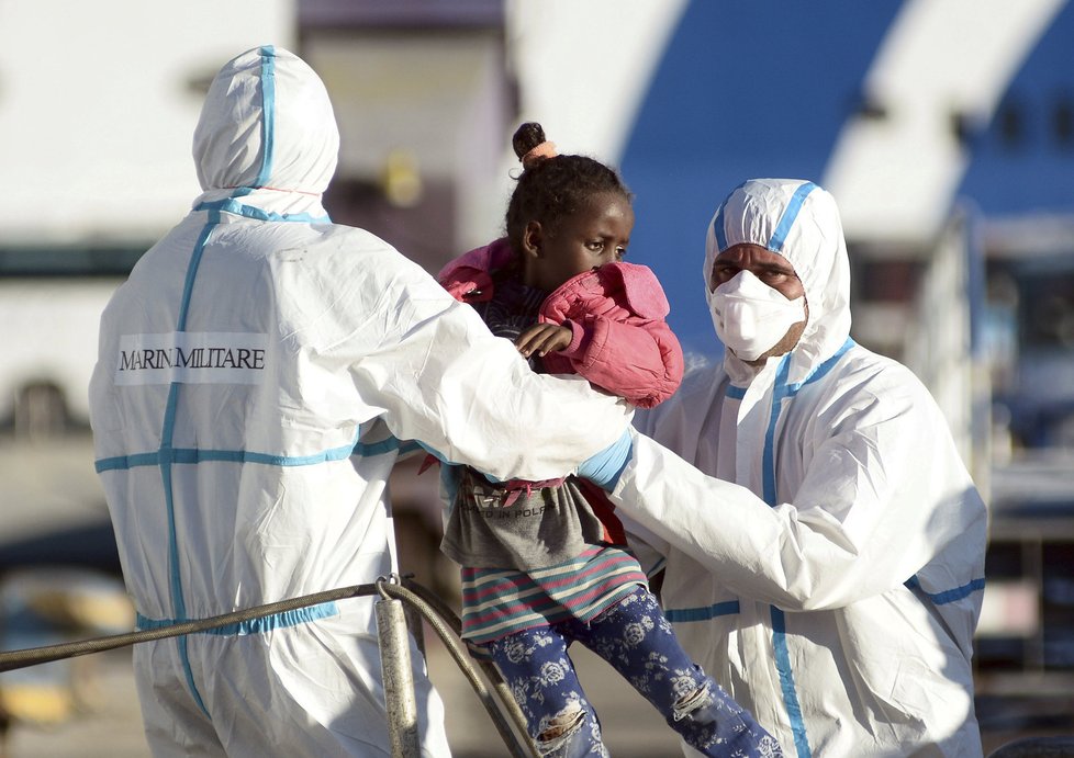 Itálie je pod tlakem migrantů z Afriky. Italové je zachraňují ze Středozemního moře.