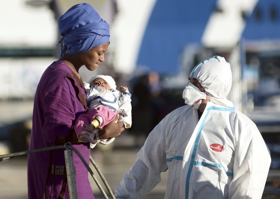 Itálie je pod tlakem migrantů z Afriky. Italové je zachraňují ze Středozemního moře.