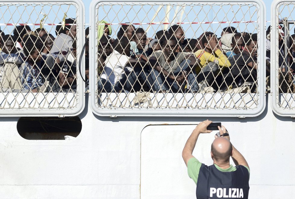 Itálie je pod tlakem migrantů z Afriky. Italové je zachraňují ze Středozemního moře.