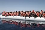 Italská pobřežní stráž hlásí krušný víkend, ze Středozemního moře zachránila už 1650 migrantů.