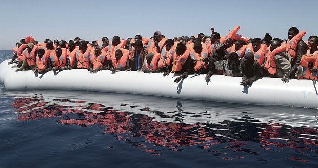 Italové zachránili o víkendu z moře 1650 migrantů. Deset lidí utonulo