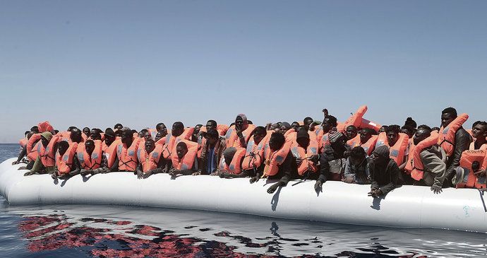 Záchranářské akce ve Středozemním moři pokračují