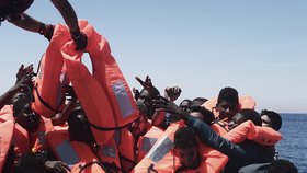 Jedno plavidlo se 130 lidmi na palubě se u libyjských břehů převrátilo.