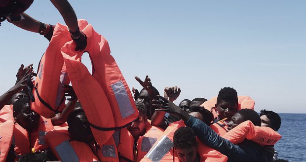 Uprchlíci se valí do Evropy: Za dva dny na moři zachránili 8500 lidí