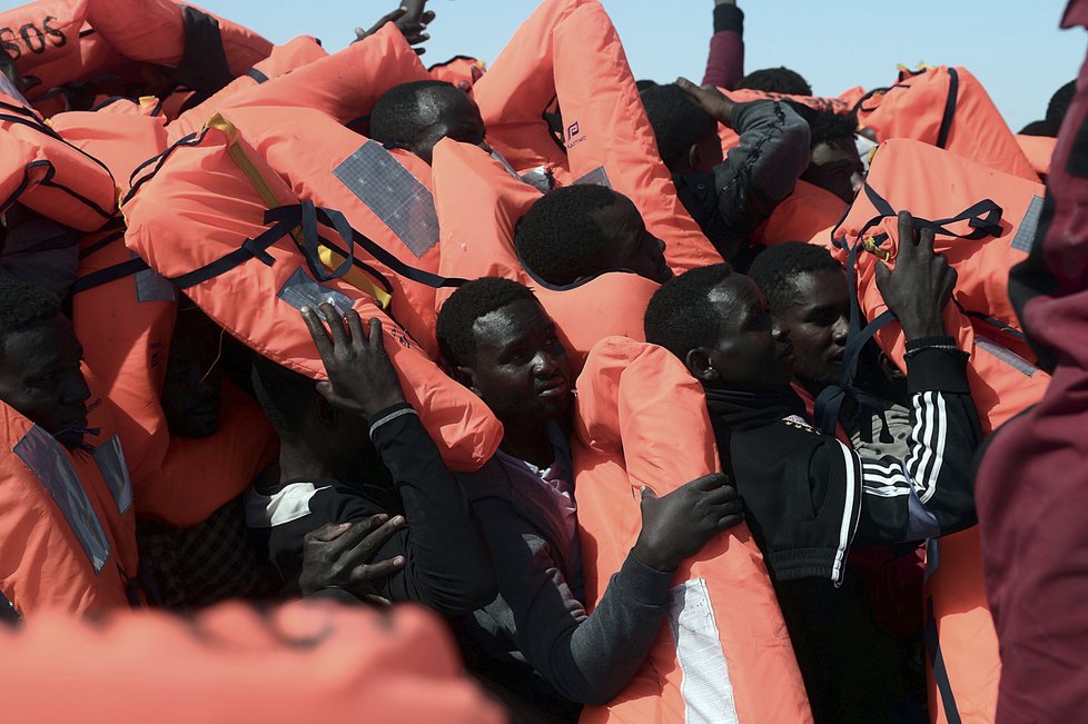 Migranti, kteří připluli na italské pobřeží.