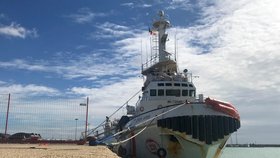 Italské úřady vyšetřovaly i loď španělské neziskové organizace Proactiva Open Arms, soud nařídil její propuštění. Teď čeká obdobný proces německou neziskovku Jugend Rettet a jejich loď Iuventu.