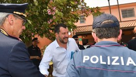 Italský ministr vnitra Matteo Salvini dohlížel na uzavření největšího uprchlického tábora v Itálii.