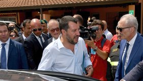 Italský ministr vnitra Matteo Salvini dohlížel na uzavření největšího uprchlického tábora v Itálii.