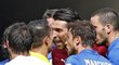 Buffon se hněvá na rozhodčího, který udělil hodně přísnou červenou kartu Marchisiovi.