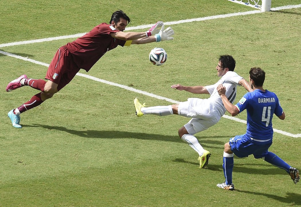 Italský gólman Buffon v zápase s Uruguayí doslova čaroval, pochytal hned několik střeleckých pokusů soupeře.