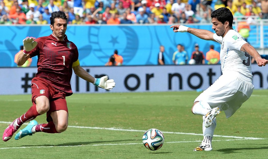 Italský gólman Buffon v zápase s Uruguayí doslova čaroval, pochytal hned několik střeleckých pokusů soupeře.