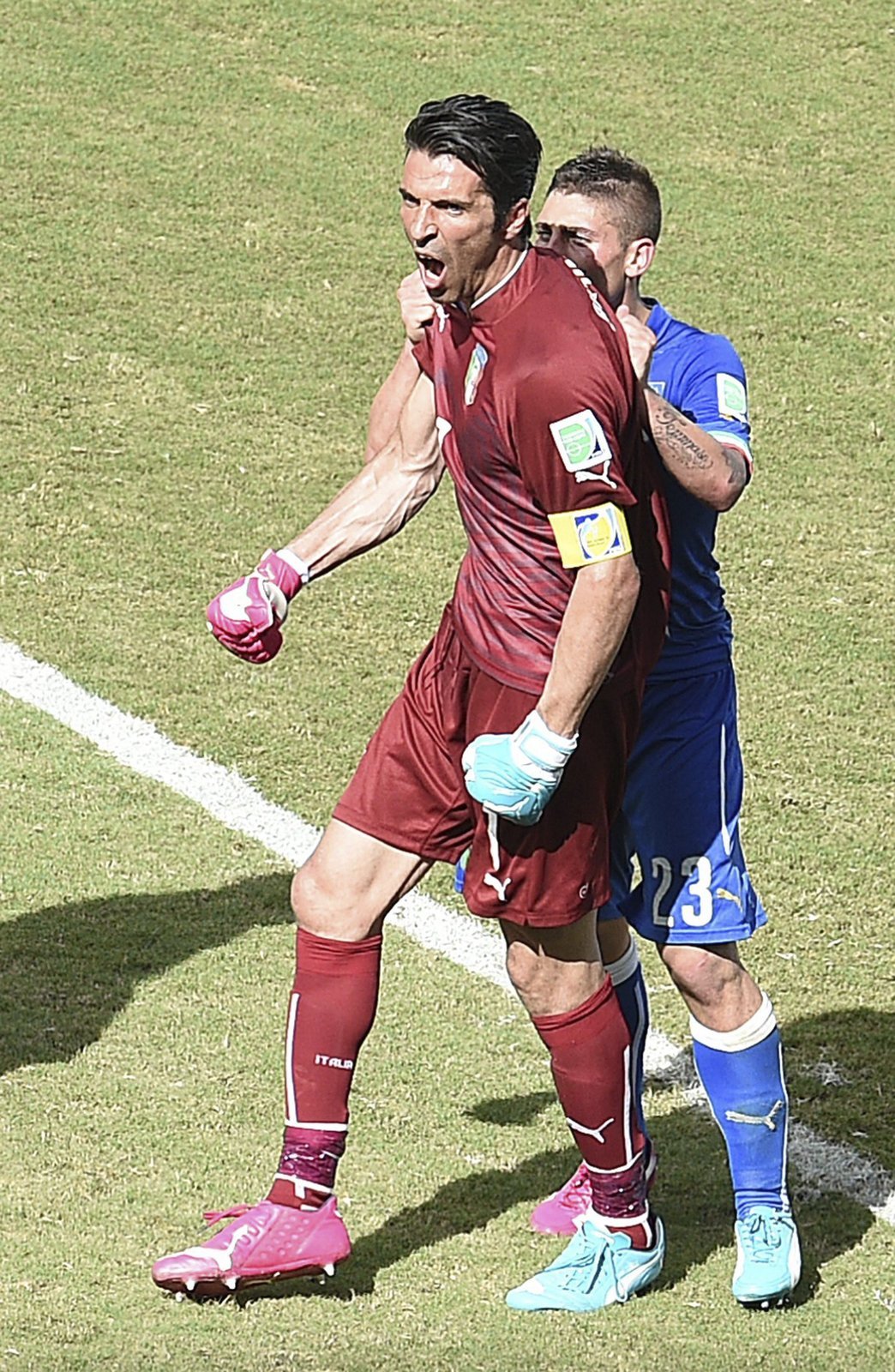 Buffon se hněvá na rozhodčího, který udělil hodně přísnou červenou kartu Marchisiovi.