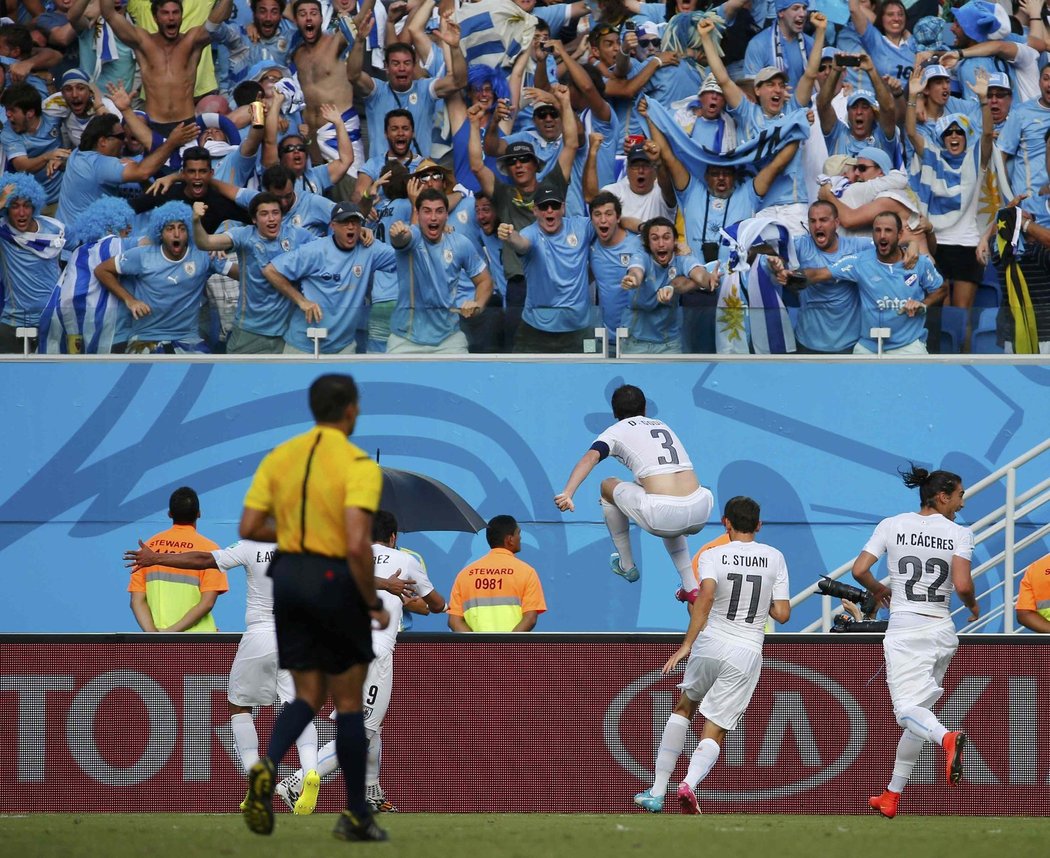 Obrovská radost uruguayských fotbalistů a fanoušků po vstřelené brance do sítě Italů.
