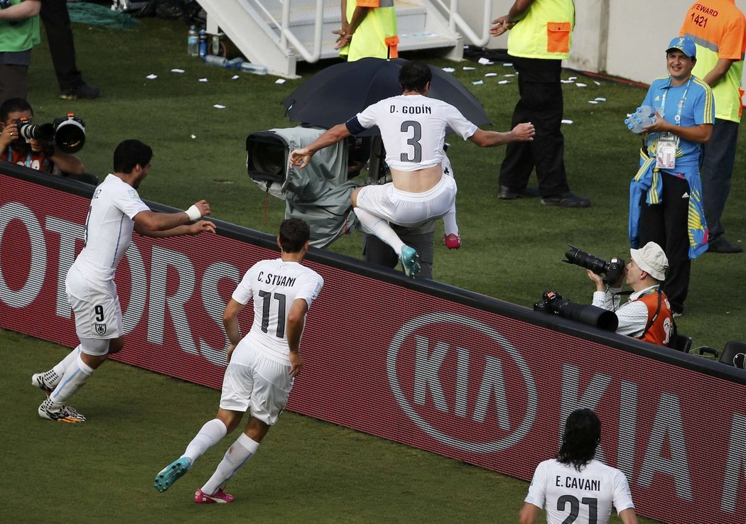 Obrovská radost uruguayských fotbalistů a fanoušků po vstřelené brance do sítě Italů.