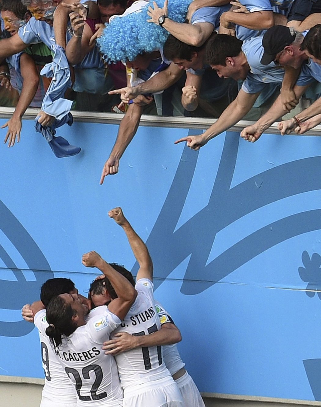 Obrovská radost uruguayských fotbalistů a fanoušků po vstřelené brance do sítě Italů.